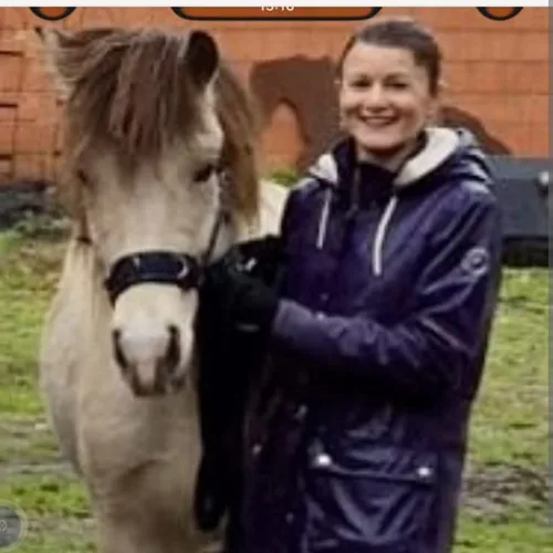 Nicole mit ihrem Pferd Skyr